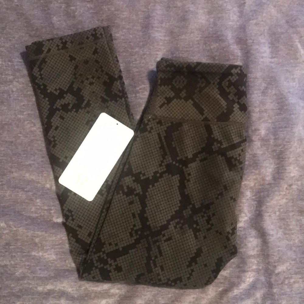 NWT LuluLemon Wunder Under Crop III  sz 4 Zigg